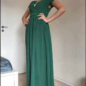 Balklänning  - Enkel kläning som passar bal och fester. Ordinarie pris : 900kr Säljer för: 400kr Pris kan diskuteras!