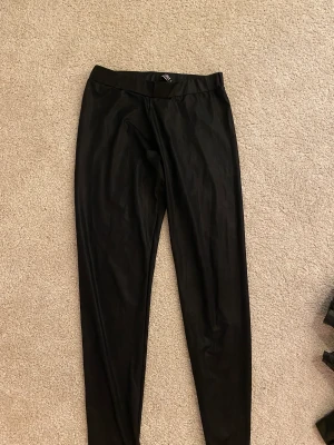Lädertights - Tights i läderimitation från Pieces. I storlek M/L men passar även mig som vanligtvis har Small. Stretchigt material. Fint skick