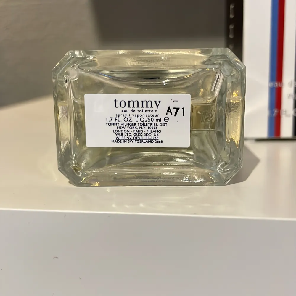 Jag säljer en parfym från Tommy hilfiger som jag köpte för 450kr men tänkte sälja för 150kr. Det är ungefär 40/35 ml kvar i flaskan . Övrigt.