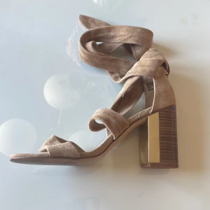 Klackskor - Klackskor nude mocka med snörning. Storlek 38 