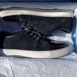 Mörkblåa Lanvin - Hej! Jag säljer nu mina jättefina lanvin skor i färgen mörkblå. Skicket skulle jag säga är 8,5-9/10. Kom privat så kan jag skicka fler bilder. Storleken är 44. Men är större i storleken så skulle säga dem passar 44-45. Hör av er vid frågor!