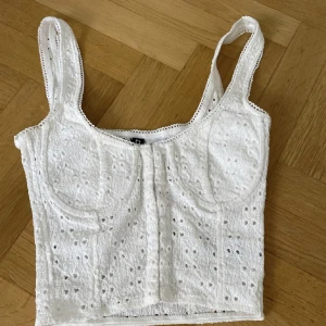 Corsetaktig topp - Säljer detta linne som liknar en corsett. Ändast använd ett fåtal gånger. Skriv vid fler frågor! 