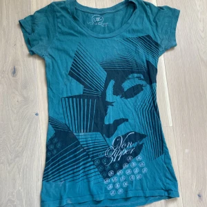 Von zipper t-shirt - Denna tröja har flera defekter, blekningar runt om på tröjan! Men den är fortfarande en perfekt y2k t-shirt som passar bra till sommarn!😉🤞