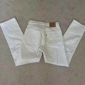 Levis 501 - Säljer nu dessa jättesomriga vita levisjeansen i strl 25/28 som är i jättebra skick då de använts en gång🙌💚 säljer pga att jag inte använde de så mycket som jag trodde! Så sköna och asbra passform 💓💓
