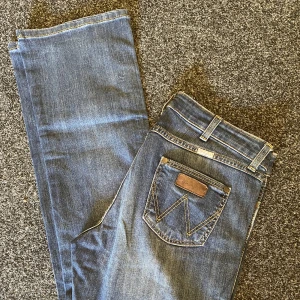 Wrangler jeans - Wrangler jeans med raka ben. Mått kan ges privat!