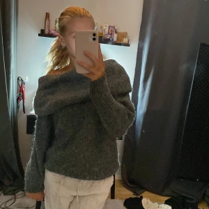 Offshoulder stickad tröja - Nu säljer jag denna tröja i mörkgrå i storlek xs. Jag säljer den för att den inte kommer till användning💓 den är helt ny inga fläckar eller sönder! 