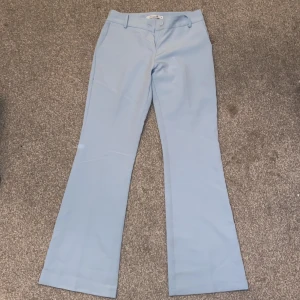 Kostymbyxor  - Blå kostymbyxor av designedbySi i storlek M, passar mig i längden som är 167!