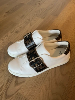 Fendi sneakers - Säljer mina Fendi sneakers i storlek 37,5. Har kvitto och alla tillbehör till skorna så som låda och dustbag. Nypris 6000 kr 
