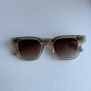 Chimis  - Säljer nu mina chimis som passar perfekt nu till sommaren! Färgen heter Ecru i modell 04💕💕 de är i bra skick med en liten repa som knappt syns. Kontakta för mer info (har tyvärr inte orginalboxen för att fick de)❣️