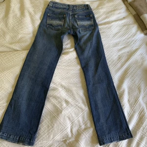 Lågmidjade jeans - Superfina utsvängda lågmidjade jeans som jag säljer pågrund av att de är försmå för mig 💙💙