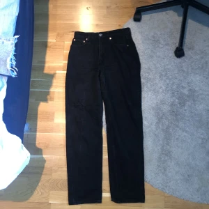 Jeans  - Jeans från gina tricot De är rätt tight i midjan och typ 32 längd