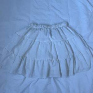 En vit kjol från shein, jättebra kvalite men använder ej 💕