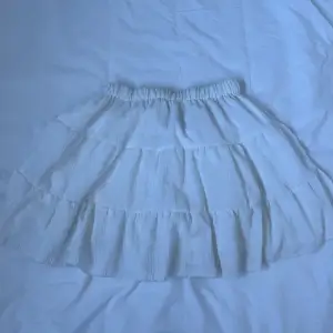 En vit kjol från shein, jättebra kvalite men använder ej 💕
