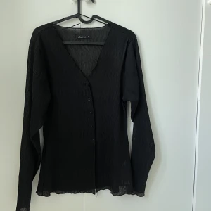 Blus från Gina Tricot  - Mesh-blus/top från Gina Tricot. V-ringad. Storlek M. Knappt använd, nyskick. 