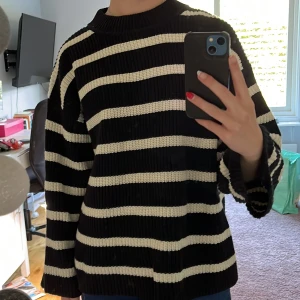Stickad tröja - Baggy stickad tröja från h&m. Perfekt till kyliga kvällar eller hösten! Säljs då den inte kommer till användning. Nyskick. Storlek: XS
