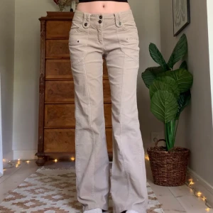 Beigea manchesterbyxor - Lågmidjade utsvängda byxor i manchester och med massa snygga detaljer, från märket Heine! Jag är 173 cm, midjemåttet 76 cm och innerbenslängden 80 cm 💓