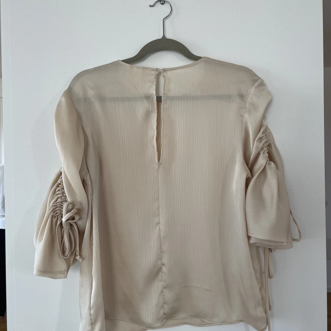 Skimmrig blus från H&M strl 38 - 90