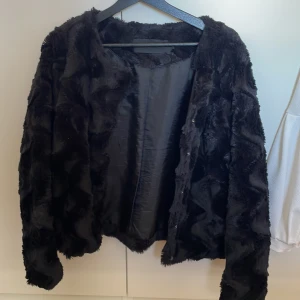 Pälsjacka  - Säljer en fake päls jacka från 