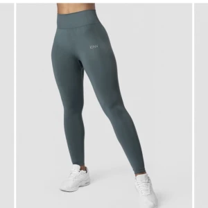 Icaniwill tights - Ett part tights från icaniwill . Använda ett par gånger men i fint skick. Färgen jungle green wmn. Stl M men skulle säga att de är lite tighta runt vaderna, men beror såklart på hur man vill att de ska sitta! Köpare står för frakt💗