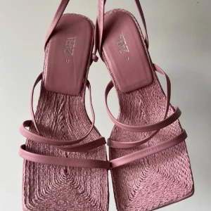 Rosa klackskor  - Ett par supersnygga rosa klackskor från ”Zara” med klackhöjden 9,5 cm 👠🌸 Säljer för att de är för små för mig. Storlek: 37. Aldrig använda. 