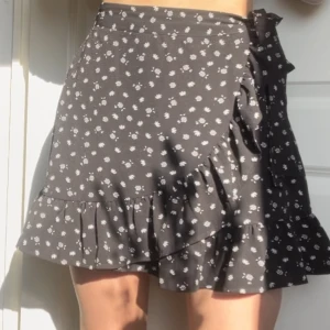 Kjol  - Kjol från new yorker, dragkedja vid sidan och går att knyta ifall man vill ha tajtare i midjan 🥰