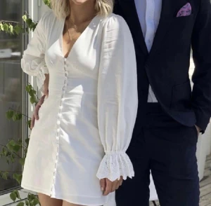 Studentklänning från adoore - Studentklänning från adoore, säljes pga för liten för mig, inga defekter alls. Bilder lånade <3