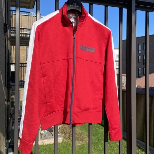 DSQUARED2 helt ny - Helt ny Dsquared tracktop. Modellen heter Dan Sport Jacket