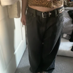 baggy jeans - as snygga baggy jeans köpt från min papi filippa, dom e stora och e jätte purr💋