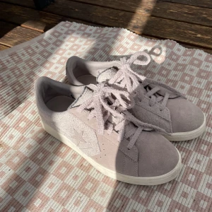 Converse sneakers mocka - Storlek 39 converse skor, använda  1 gång. orginalpris 800 säljer för de inte passade de gick inte att lämna tillbaka. 
