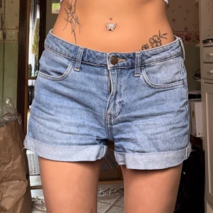 Jeansshorts  - Från HM i storlek 36, lite stora på mig , fint skick