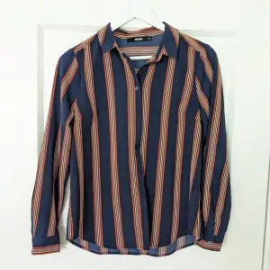 Randig 70-talsinspirerad skjorta från Bik Bok i storlek XS. Sparsamt använd, bra skick. 