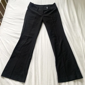 Lågmidjade kostymbyxor - Använd köp nu! Lågmidjade kostymbyxor från märket bay, för små på mig om är w28💋 midja:74 innerben:80,5