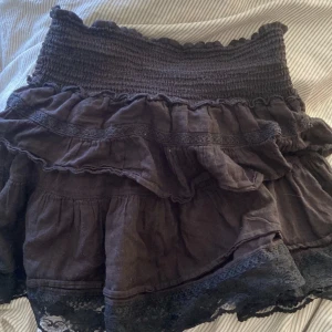 Svart volangkjol💕 - Säljer denna volangkjol använd typ tre gånger💕