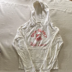 Vit hoodie Ralph lauren  - Vit hoodie Ralph lauren. Strl S passar även XS. Lite tunnare hoodie. Trycket är slitet.