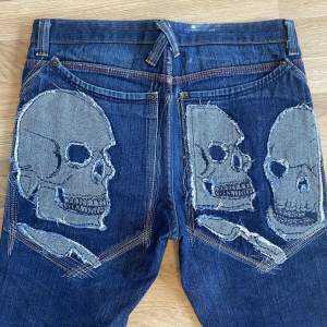 Ascoola jeans från artful dodger med dödskallar bakpå. Bra skick! De passar tyvärr inte mig så säljer därför