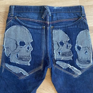 Artful dodger jeans - Ascoola jeans från artful dodger med dödskallar bakpå. Bra skick! De passar tyvärr inte mig så säljer därför