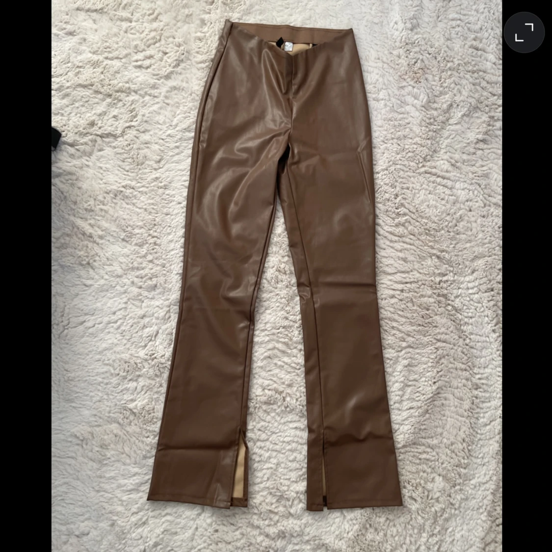 Bruna skinnbyxor med slits OANVÄNDA 