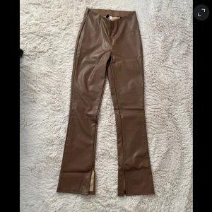 Bruna skinnbyxor med slits OANVÄNDA  - Höga i midjan, slits. Storlek 38 me mer som en 36