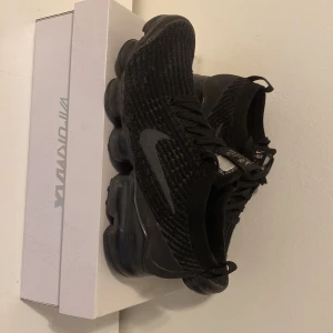 Vapermax  - Jättefina vapermax använt kanske sex gånger. Finns kvitto, nya pris 1800kr. Kan mötas upp eller postar dom. Köpare står för frakt. 