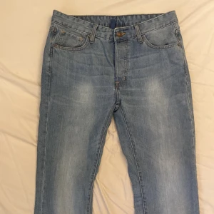 Blåa jeans  - Blåa jeans från hm, de är raka/skinny skulle jag säga men väldigt fina💞om du har några funderingar är det bara att fråga!