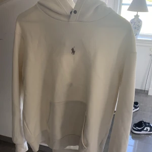 Ralph lauren hoodie - En snygg ralphlauren tröja i krämvit. Köpt på Johnells i storlek l.