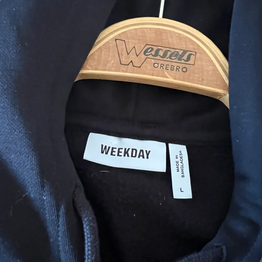 standard weekday zip hoodie storlek L passar M-L. Hoodies.