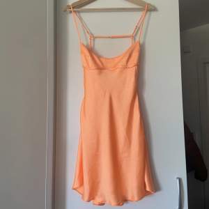 Orange satin klänning från Zara, köpt på plick men passade inte mig helt. 