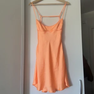 ZARA satinklänning - Orange satin klänning från Zara, köpt på plick men passade inte mig helt. 
