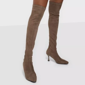 Nelly Oanvända klackskor - ”Speechless Thigh Boot” Nougatfärgade Overknee boots mockaimitation, stretchigt material, spetsig tå, stilettklack, skafthöjd 42 cm, klackhöjd 5 cm.  Helt oanvända, inköpta för ungefär ett år sedan. Nypris 599kr , slutsålda på sidan.