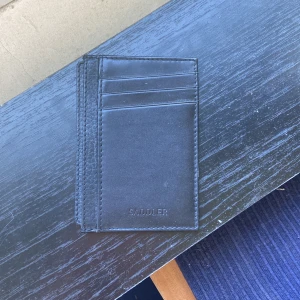 Korthållare i läder - Korthållare i läder från Saddler. Oanvänd så skicket är 10/10