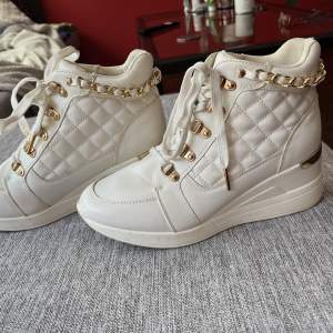 Säljer dessa vita sneakers med guld detaljer, använda fåtal gånger så är som nya 