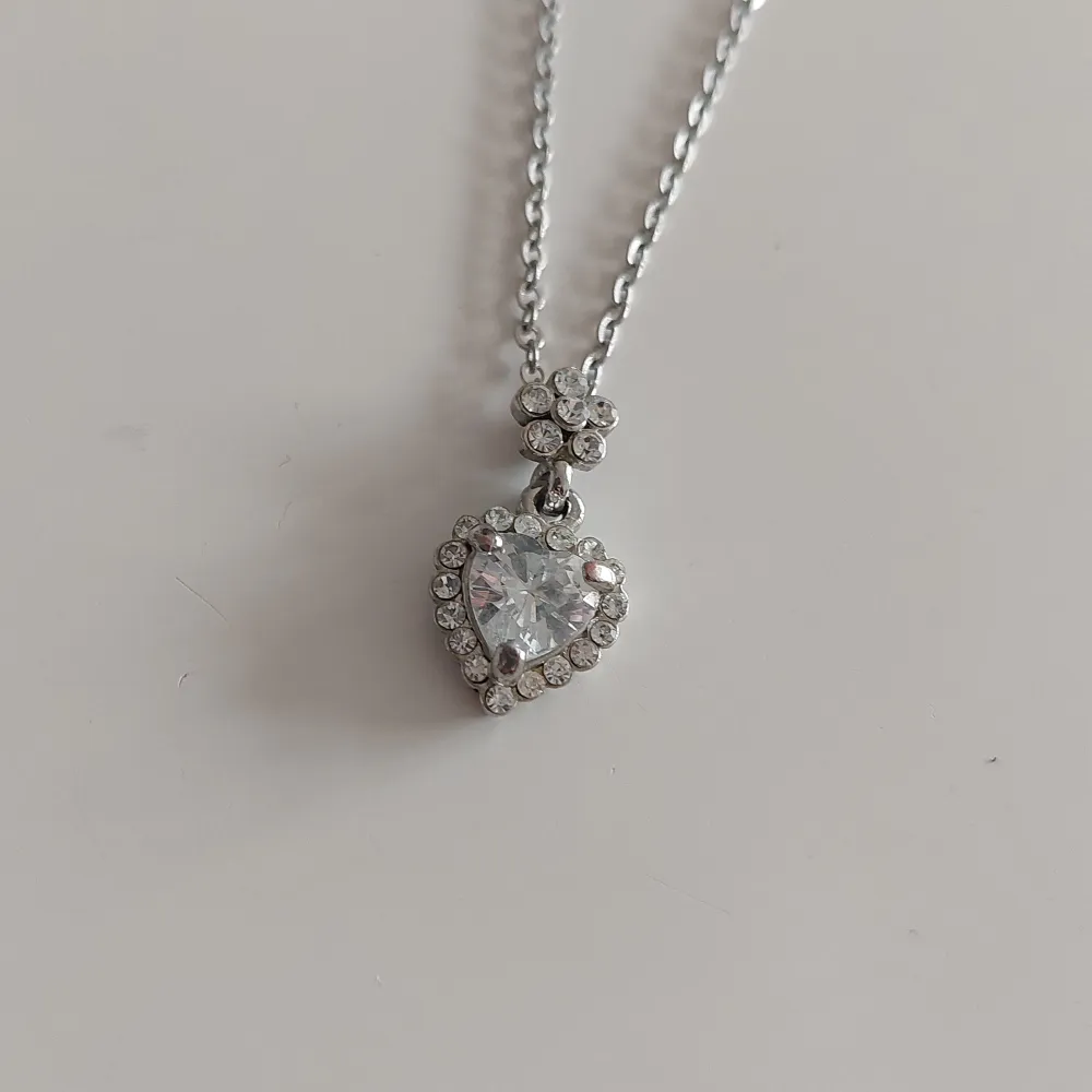 Jättefint halsband med ett diamant hjärta. Har aldrig kommit till användning så säljer det för det :(  Silver kedja, ganska lång. Skriv om intreserad och tryck inte på 
