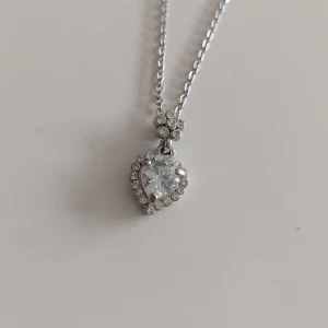 Halsband - Jättefint halsband med ett diamant hjärta. Har aldrig kommit till användning så säljer det för det :(  Silver kedja, ganska lång. Skriv om intreserad och tryck inte på "köp nu" knappen🤍