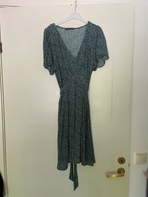 Sommarklänning  - Superfin sommarklänning som bara är använd en gång!